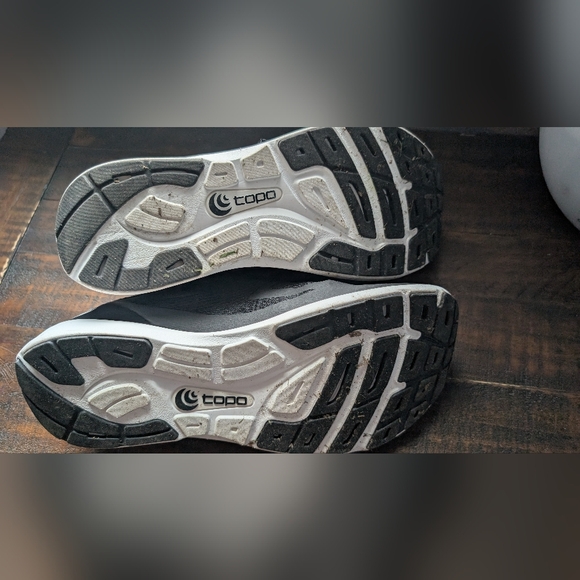 Topo Athletic Women ST-4 Running Shoes (Black/White) Size 10.5 US Retail $110 - Picture 2 of 11